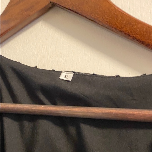 Elegant Black Dress with Lace Details - Picture 3 of 5